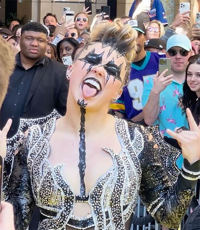 &ldquo;They&rsquo;re Laughing At Her, Not With Her&rdquo;: JoJo Siwa SNL Skit Sparks Bullying Concerns 