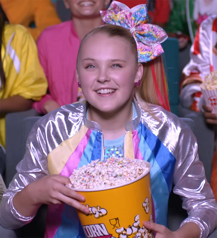 &ldquo;They&rsquo;re Laughing At Her, Not With Her&rdquo;: JoJo Siwa SNL Skit Sparks Bullying Concerns 