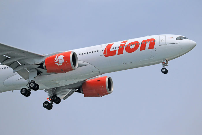 Dad Thinks 13+ Hour Flight Is Okay For 5YO To Manage Alone, Shocked Wife Insists He Accompany Kid