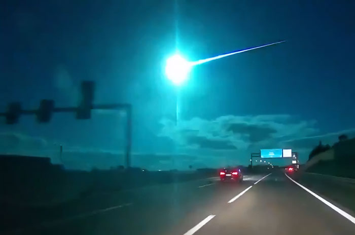 Comet Fragment Explodes, Illuminating Sky With Blue Fireball Over Spain And Portugal Comet Fragment Explodes, Illuminating Sky With Blue Fireball Over Spain And Portugal