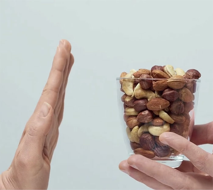 Airline Defends Kicking Celebrity And Kids Off Flight Over &ldquo;Entitled&rdquo; Allergy Request