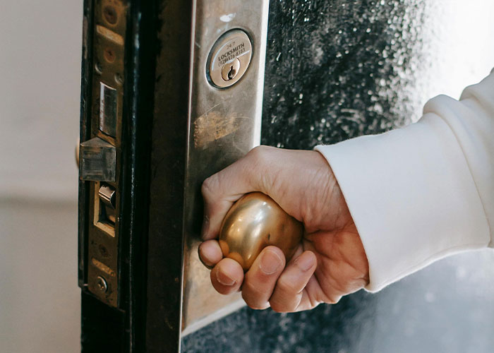 “People Who Escaped Death By Complete Luck. What Happened?” (30 Answers)