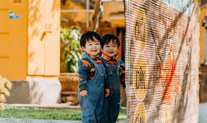 “Parents Of Identical Twins, How Did You Avoid Getting Them Confused As Babies?” (35 Answers)