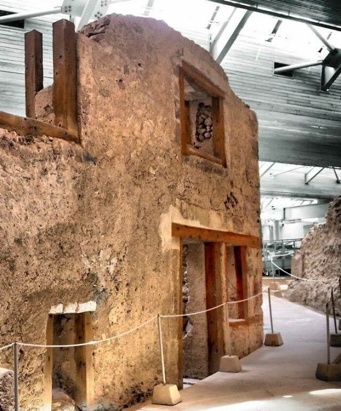 The Remains Of A Prehistoric House From The Bronze Age Settlement Of Akrotiri In Santorini, Greece. The Settlement Was Destroyed In The Theran Eruption Sometime In The 16th Century Bce And Buried In Volcanic Ash