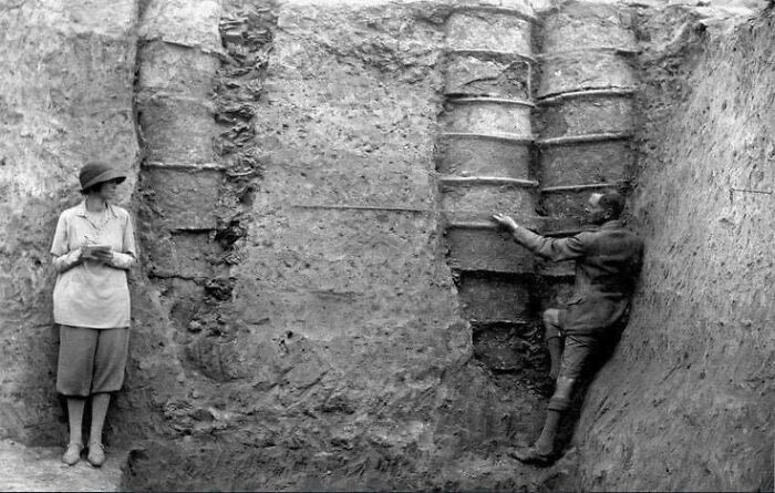 British Archaeologist Leonard Woolley And His Wife Catherine At The Moment Of The Discovery Of Pottery Pipes That Were Used As A Sewage And Rainwater Network In What Is Considered The First Water Drainage System In History Before About 4000 Bc. Ur (Mesopotamia) In 1930. More: Https://Thetravelbible.com/Museum-Of-Artifacts/