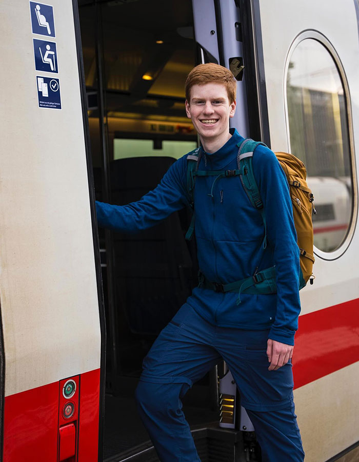 “On The Right Track”: Teenager Lives As 24/7 Train Passenger For Just $10k A Year “On The Right Track”: Teenager Lives As 24/7 Train Passenger For Just $10k A Year