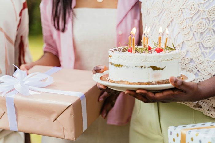 Pregnant Teen Due For Reality Check After Complaining About Single Mom’s Simple Birthday Gift Pregnant Teen Due For Reality Check After Complaining About Single Mom’s Simple Birthday Gift