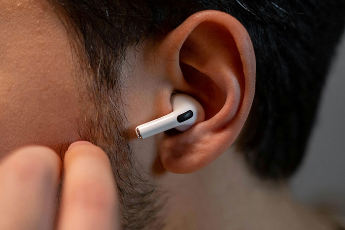 Man Ruins Karen's Day Without Saying A Word After She Tries To Push Past Him To Skip The Line Man Ruins Karen's Day Without Saying A Word After She Tries To Push Past Him To Skip The Line