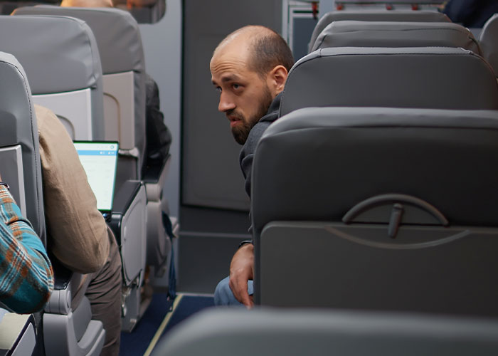 Passengers Unite Against Woman Who Wouldn't Give Up Her Aisle Seat For Family Of Five Passengers Unite Against Woman Who Wouldn't Give Up Her Aisle Seat For Family Of Five