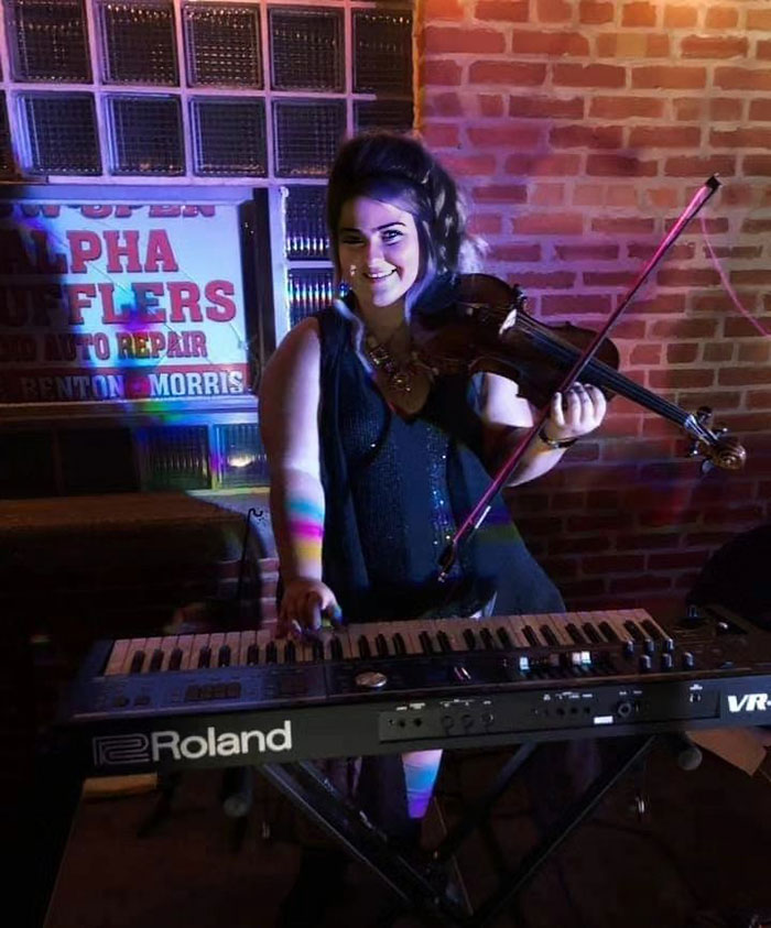 Violinist&rsquo;s Childhood Bully Asks Her To Play At Her Wedding For Free&mdash;She Gives Her A Reality Check