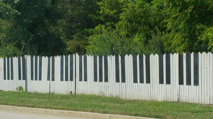 Este vecino ha pintado su valla como un piano