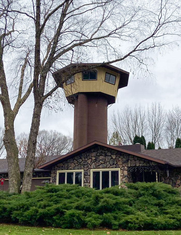 El vecino tiene una torreta de vigilancia en su patio