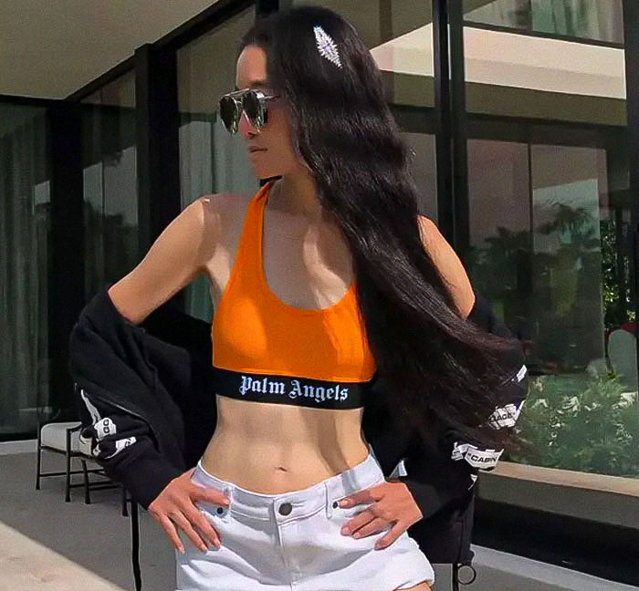74-Year-Old Vera Wang Is &ldquo;Aging Backward&rdquo; As She Shares Swimsuit Pics By The Pool