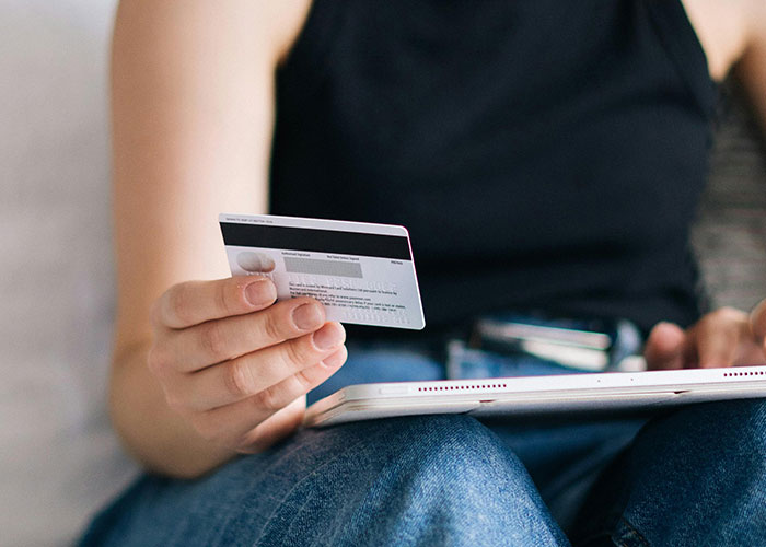 Interviewer Gives 20 Y.O. A Reality Check After She Jokes About Her $4k Credit Card Debt Interviewer Gives 20 Y.O. A Reality Check After She Jokes About Her $4k Credit Card Debt