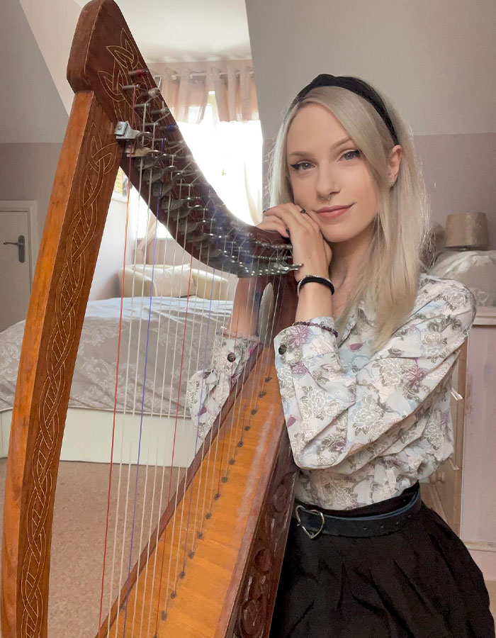 &ldquo;I&rsquo;m Not Begging&rdquo;: A Harpist Impressively Keeps Her Composure While A &ldquo;Karen&rdquo; Berates Her