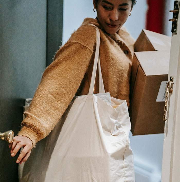 Woman Has Enough Of Her Husband When He Asks Her To Wear A Tracker While He’s Gone, Plans An Escape Woman Has Enough Of Her Husband When He Asks Her To Wear A Tracker While He’s Gone, Plans An Escape