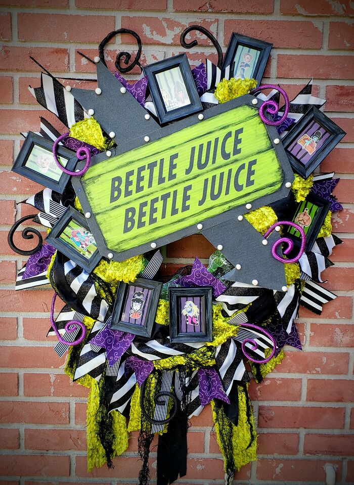 Beetlejuice Decorations: Large Wreath With Lighted Marquee And Your Favorite Characters Framed