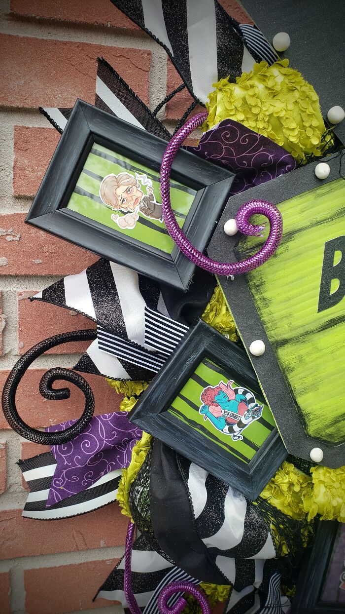 Beetlejuice Decorations: Large Wreath With Lighted Marquee And Your Favorite Characters Framed