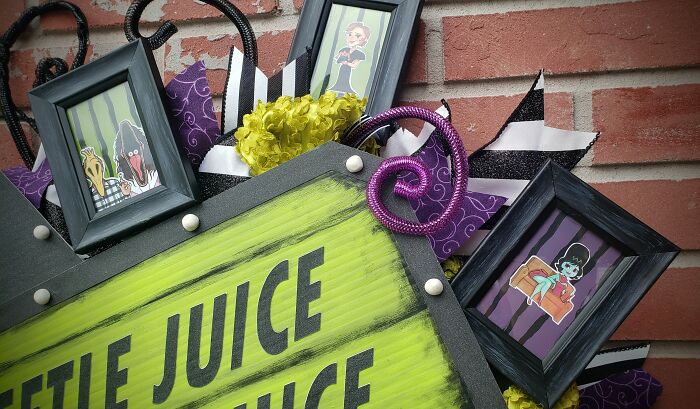 Beetlejuice Decorations: Large Wreath With Lighted Marquee And Your Favorite Characters Framed