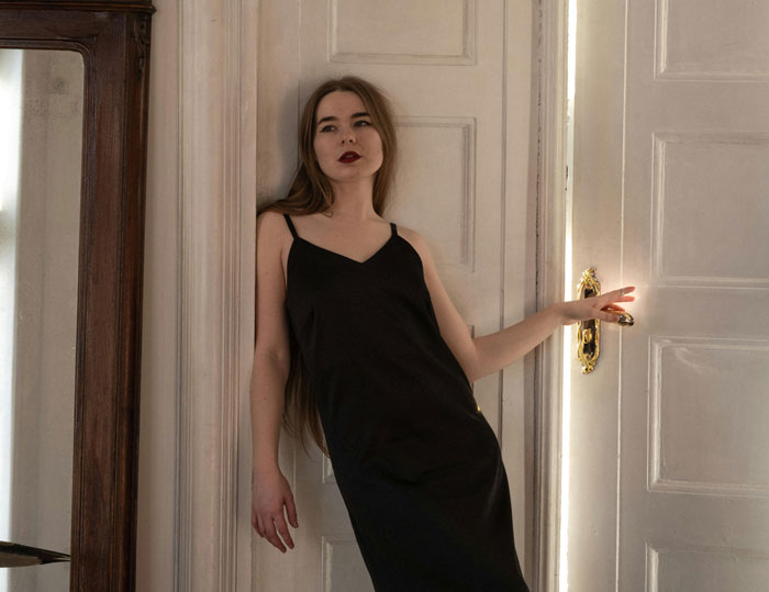 Best Friend Asks Guy How He Has Such A Great GF, He Shares His Manipulation Tactics But GF Overhears