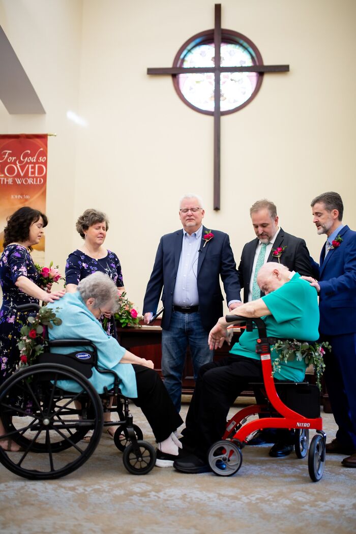Elderly Couple Remarries 6 Decades Later Surrounded By Many Generations Of Their Family