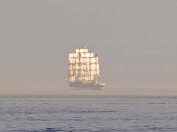 Este velero "volador" fotografiado frente a Dubrovnik, Croacia, se parece al barco fantasma del holandés errante