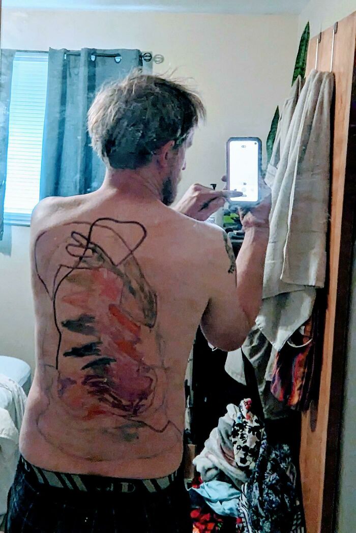 Me pude echar una siesta de 10 minutos mientras me pintaban en la espalda