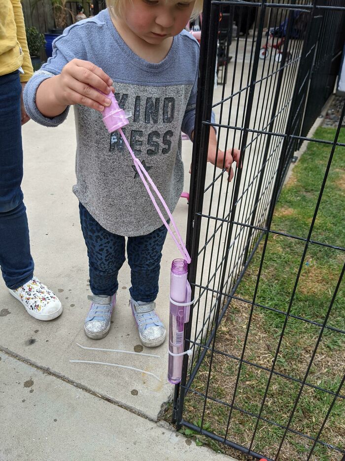 Ata el burbujero con una brida en algún lugar donde el niño no pueda volcarlo, pero sí sumergir la varita. Aprendí esto después de que volcaron 3 burbujeros en la alfombra del salón