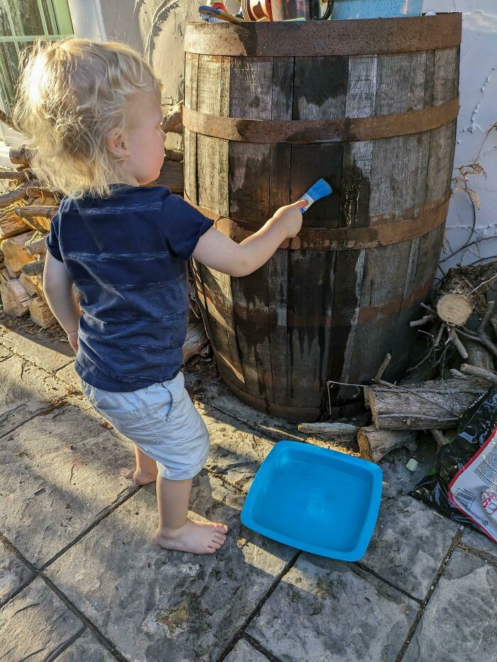 Dales una brocha y que pinten algo con agua. Estarán entretenidos sin manchar nada de pintura