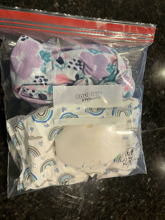 Guarda en el coche una bolsa con cierre hermético con un juego de ropa, pañales y toallitas de repuesto. Nos han salvado algunas veces cuando olvidamos la bolsa de pañales 