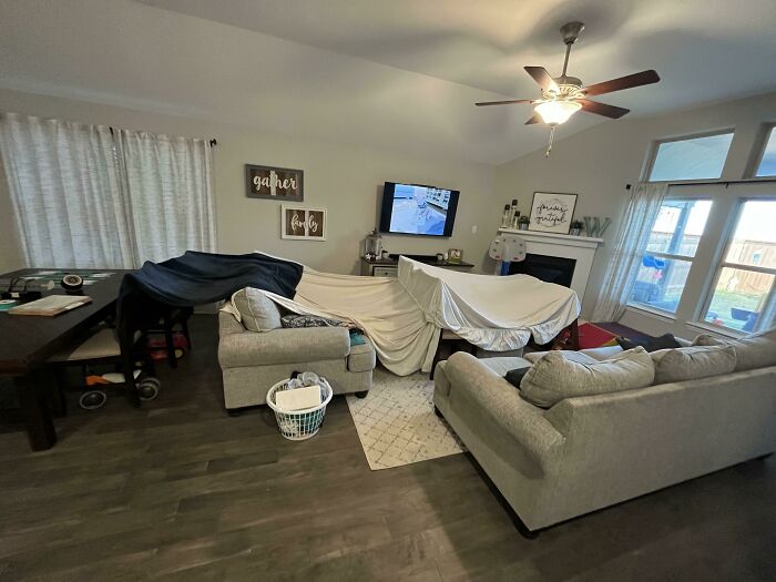 Construye un fuerte con mantas. Los niños se divierten y tu esposa llega a casa pensando que has hecho algo genial y que les ha hecho ocupar el tiempo.