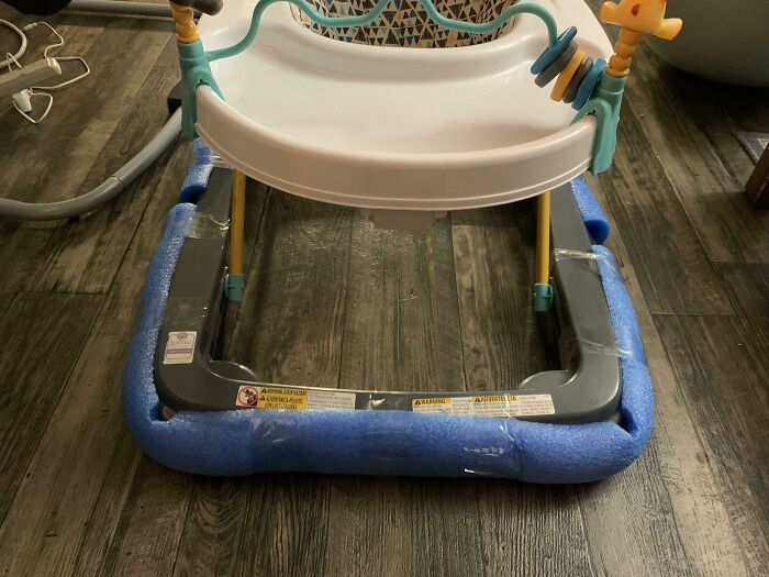 Si pones churros de piscina en los parachoques del andador, no te destrozarás los tobillos cada vez que tu peque vaya a por ti