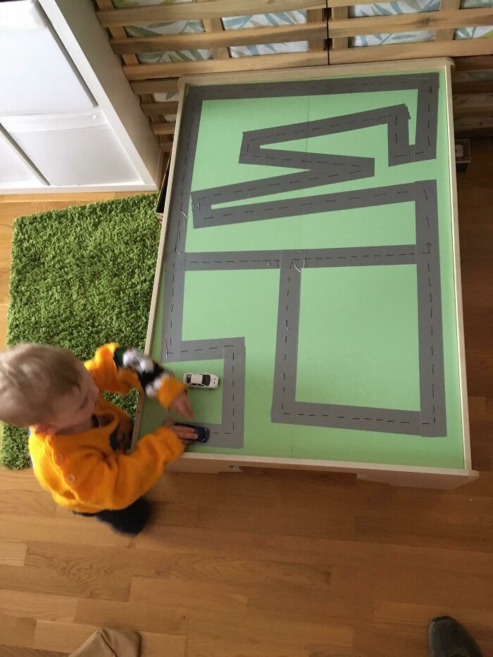 Cinta adhesiva + marcador = carretera