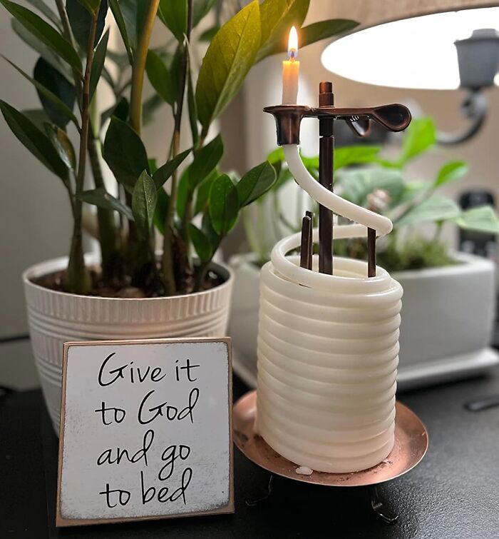  Candle By The Hour : This Candle Basically Comes With A Self Timer. The Amazing Scent Is Just A Bonus