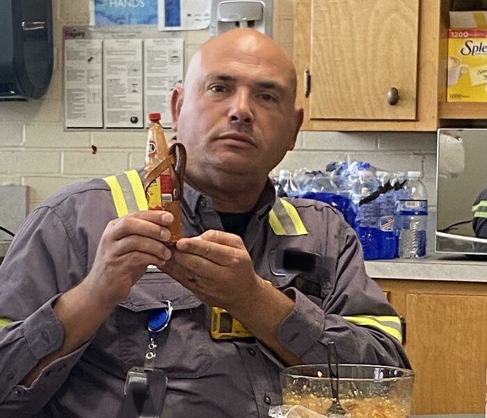 Un compañero de trabajo tiene una funda de Tabasco que le regaló su esposa. La lleva a la hora del almuerzo todos los días