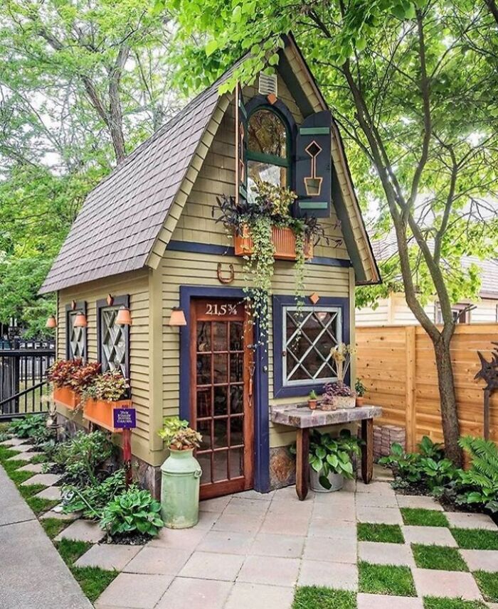 The Exterior Of This Tiny House Is One Of The Best I've Seen In A While! So Cute