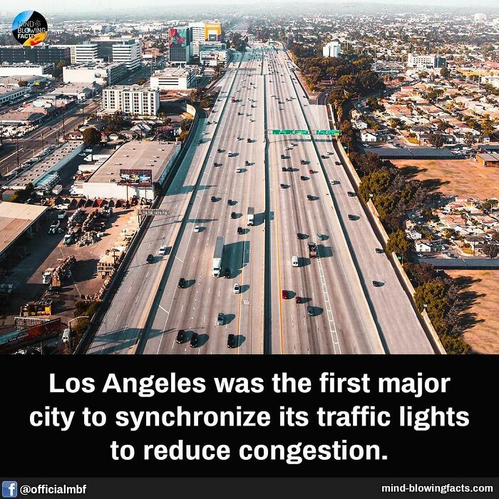 Aerial view of a busy Los Angeles highway, highlighting its synchronized traffic lights to reduce congestion.