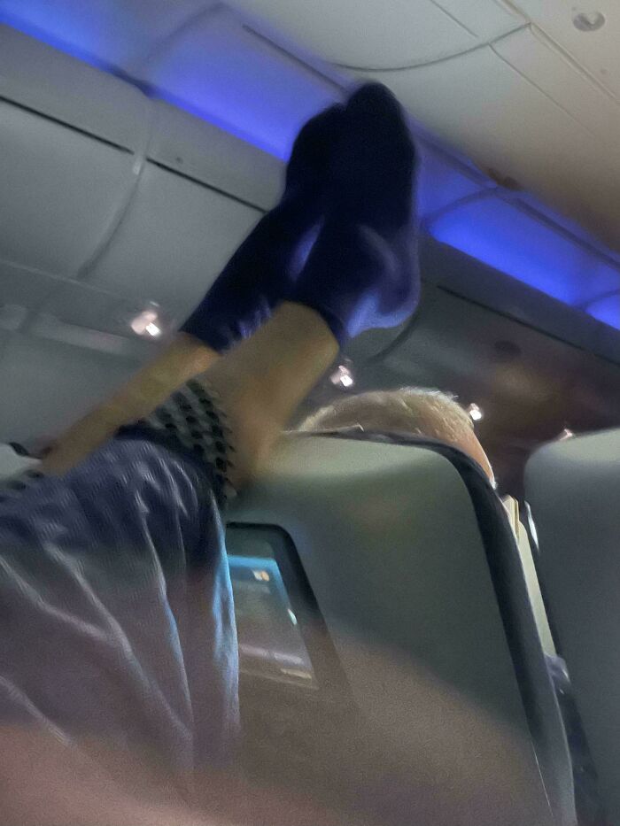 Segundos antes de que ella le diera una patada en la cabeza. Se enojó cuando le pidieron que cambiara de asiento