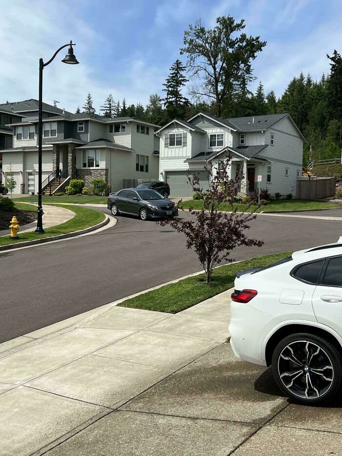 La forma de aparcar de mis vecinos, y no, no es temporal, ha estado así durante 3 días