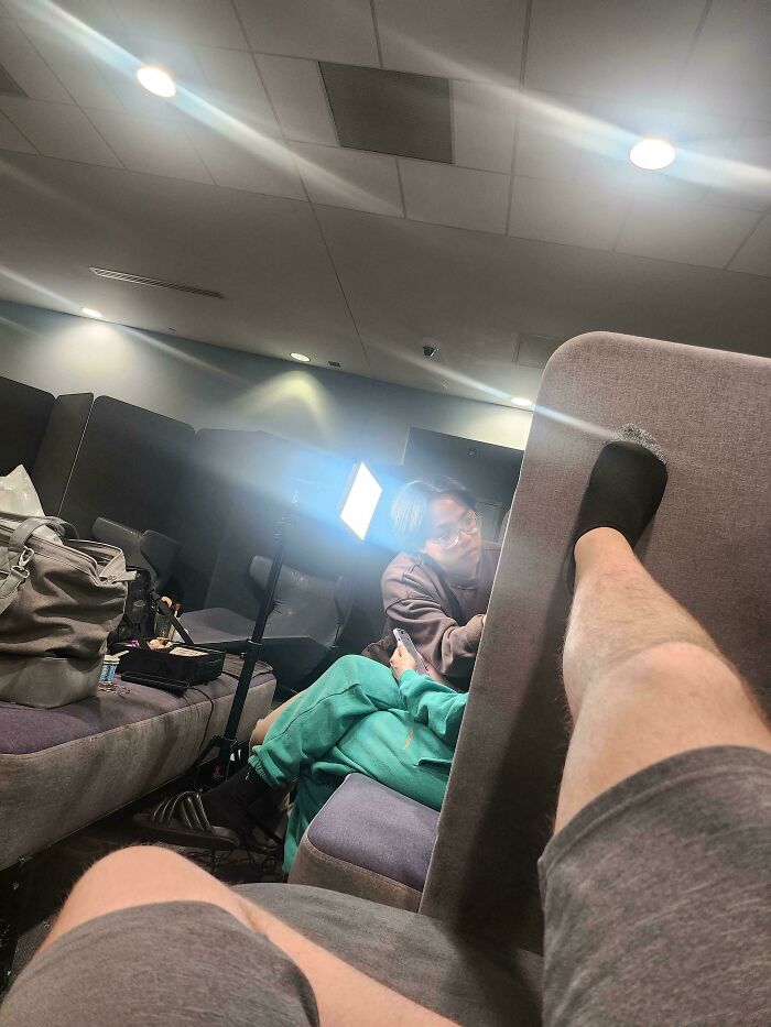 Una influencer con su cámara y sus luces