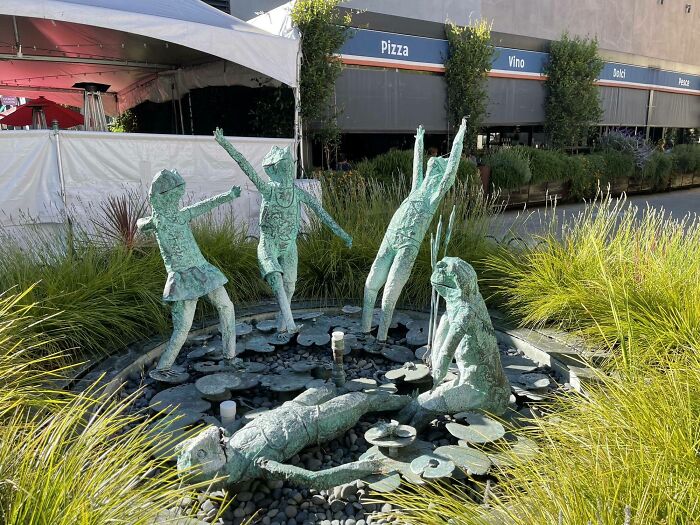 Every Damn Time I Visit My Local Shopping Center, This “Frog-Head Child Cult” Water Fountain Gives Me The Creeps