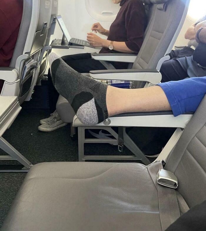 Tu reposabrazos es mi reposapiés