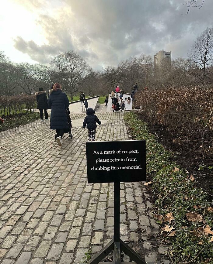 "Como muestra de respeto, por favor abstenganse de subir al monumento"