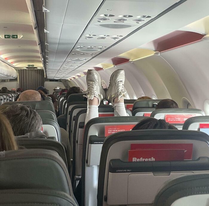 Al menos se ha dejado el calzado puesto