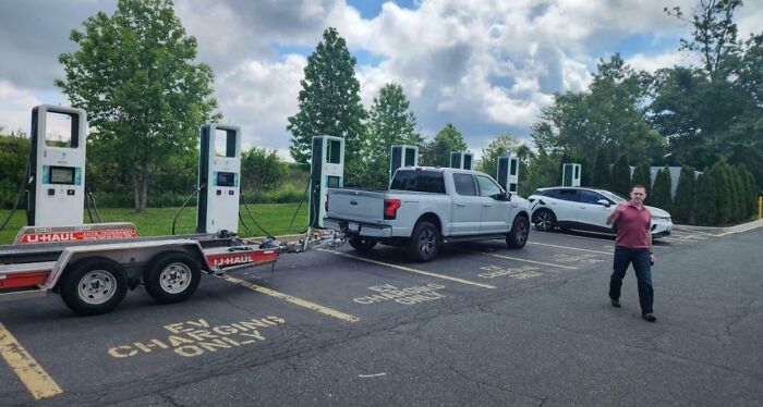 Esta persona bloqueando 4 puestos de carga para vehículos eléctricos