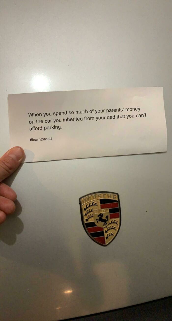 Aparqué mi Porsche (pagado por mi) en un espacio reservado y encontré esta nota en mi coche. Mis padres solo me han dado amor, y soy yo quien les da dinero a ellos