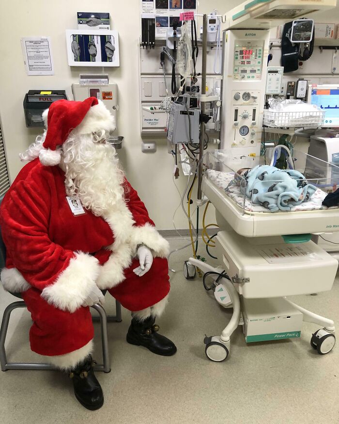 10-Week-Old Baby Hospitalized Over Christmas So Our Nurse Tracked Down A Santa For His First Picture