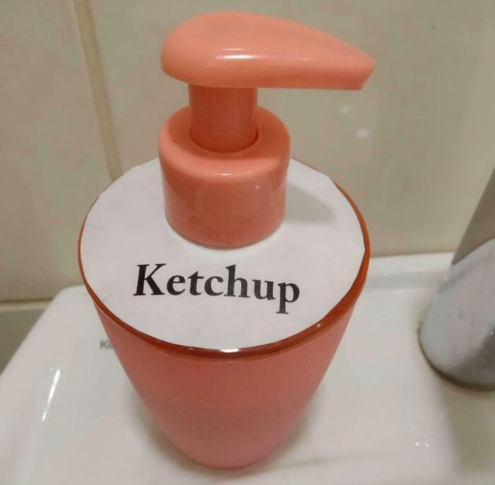 Mi mejor broma: puse esto en el cuarto de baño de la oficina. Y sí, tiene ketchup dentro
