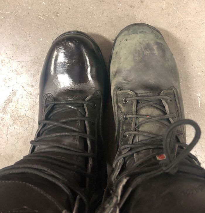 Le puse un par de capas de betún en las botas a uno de mis compañeros de trabajo todos los días que estaba de vacaciones... Pero solo en una de sus botas