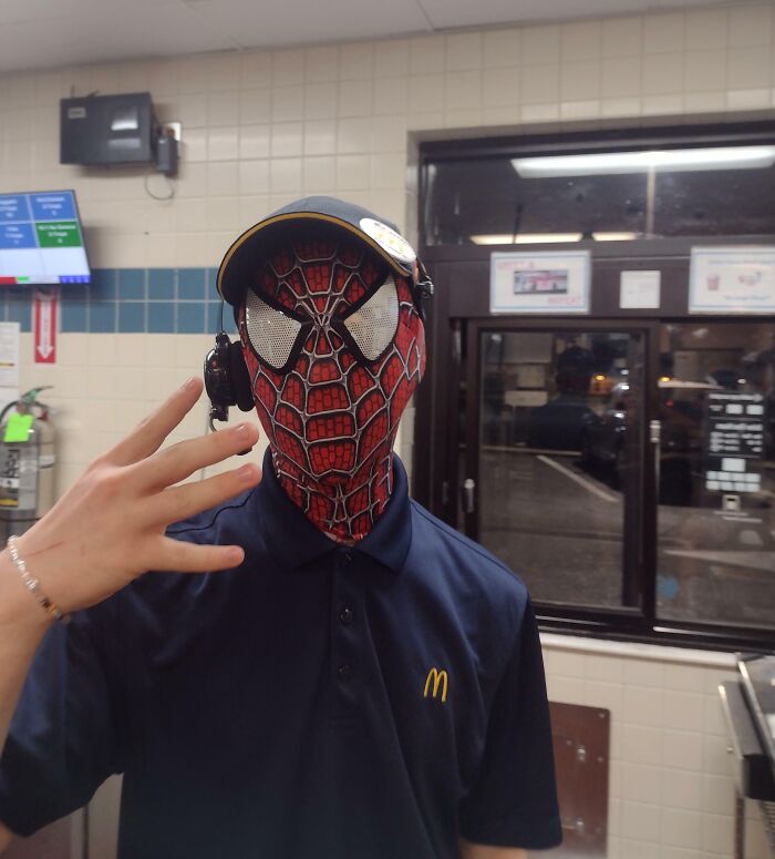 Mi compañero de trabajo tomó los pedidos de los clientes usando una máscara de Spider-Man para alegrar los días de las personas en el autoservicio